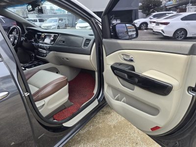 Автомобіль Kia Carnival 2.2 Дизель Автомат 2016рік пробіг 164тис.км